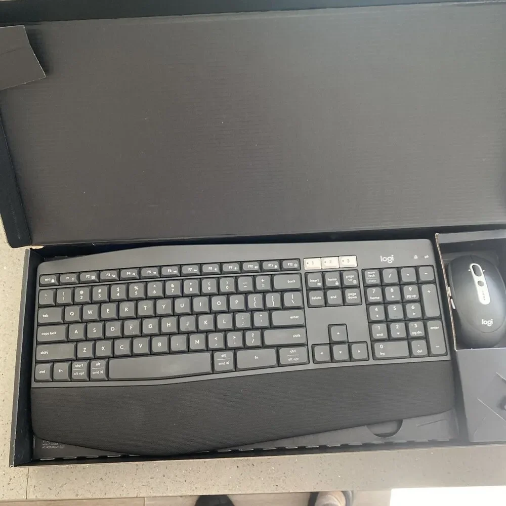 Logitech MK825 Performance Wireless Keyboard (K850) and Mouse (M585) Combo